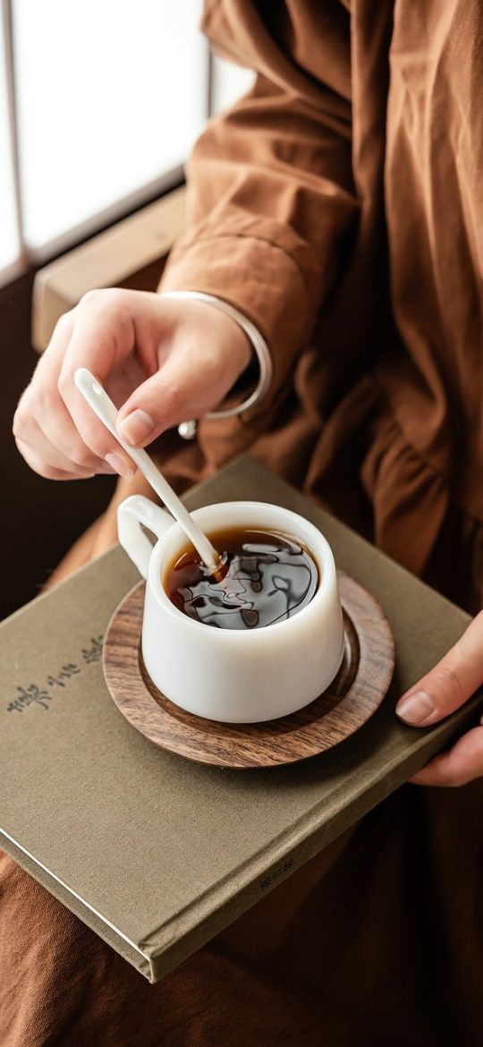 飞卢 App 阅读界面，正文排版疏朗，右上角显示章节进度与时间，背景为深灰护眼色