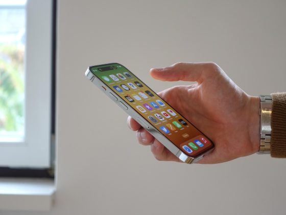 飞卢APP界面与网页版界面并排对比展示，左侧手机APP书架页功能丰富，右侧网页版简洁但功能较少